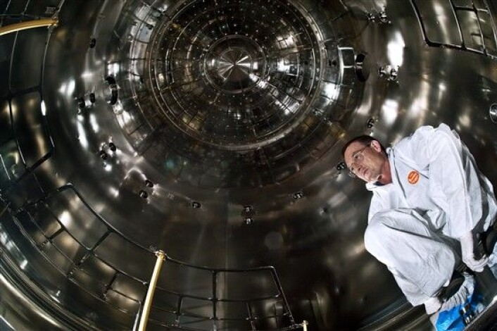 Jasper Kirkby inne i skykammeret som står sentralt i CLOUD-eksperimentet ved CERN. (Foto: CERN/Maximilien Brice) Jasper Kirkby inne i skykammeret som står sentralt i CLOUD-eksperimentet ved CERN. (Foto: CERN/Maximilien Brice)