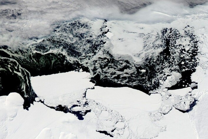 Det har vært vanskelig å få svar på hva som skjuler seg under Antarktis-isen. Nå har britiske forskere avdekket at det finnes enorme tunneler under den flytende isen. (Foto: NASA) Det har vært vanskelig å få svar på hva som skjuler seg under Antarktis-isen. Nå har britiske forskere avdekket at det finnes enorme tunneler under den flytende isen. (Foto: NASA)