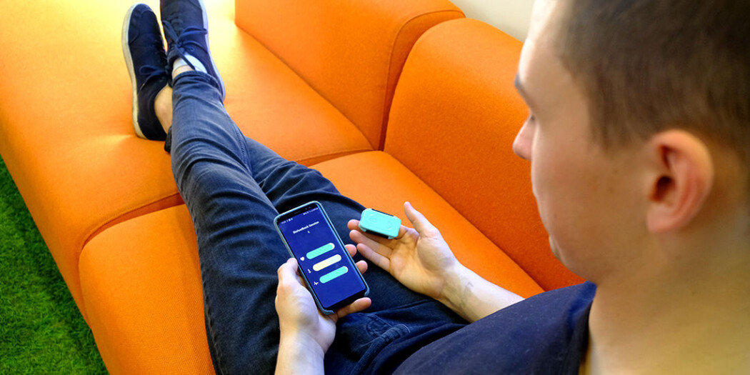 Brukeren overvåker signaler fra kroppen på telefonen. Ideen er at brukeren lærer seg å kontrollere de kroppslige prosessene og på den måten bidrar til å forebygge mot migreneanfall. Brukeren overvåker signaler fra kroppen på telefonen. Ideen er at brukeren lærer seg å kontrollere de kroppslige prosessene og på den måten bidrar til å forebygge mot migreneanfall.