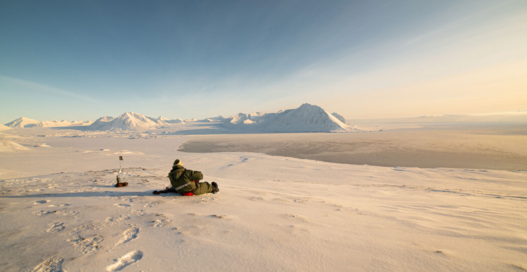 Lyttebokser monteres i Ny-Ålesund. Lyttebokser monteres i Ny-Ålesund.