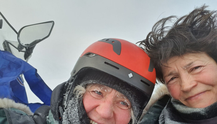 I midten av mars og i -30 kuldegrader var forskerne Åshild Ønvik Pedersen (t.v.) og Eva Fuglei, begge fra Norsk Polarinstitutt, med på å montere lyttebokser like før Norge stengte ned på grunn av korona-pandemien. Forskernes feltarbeid ble også stoppet. I midten av mars og i -30 kuldegrader var forskerne Åshild Ønvik Pedersen (t.v.) og Eva Fuglei, begge fra Norsk Polarinstitutt, med på å montere lyttebokser like før Norge stengte ned på grunn av korona-pandemien. Forskernes feltarbeid ble også stoppet.
