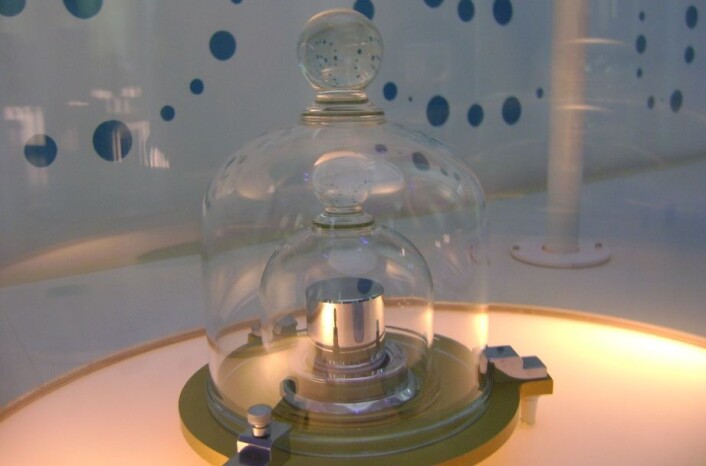 Dette kilogrammet er en kopi av originale, og står utstilt på Cité des Sciences et de l’Industrie i Paris. Nærmere kommer vi ikke selve originalen, for den er godt beskyttet. Likevel legger den jevnlig på seg. (Foto: Japs 88/Wikimedia Creative Commons) Dette kilogrammet er en kopi av originale, og står utstilt på Cité des Sciences et de l’Industrie i Paris. Nærmere kommer vi ikke selve originalen, for den er godt beskyttet. Likevel legger den jevnlig på seg. (Foto: Japs 88/Wikimedia Creative Commons)