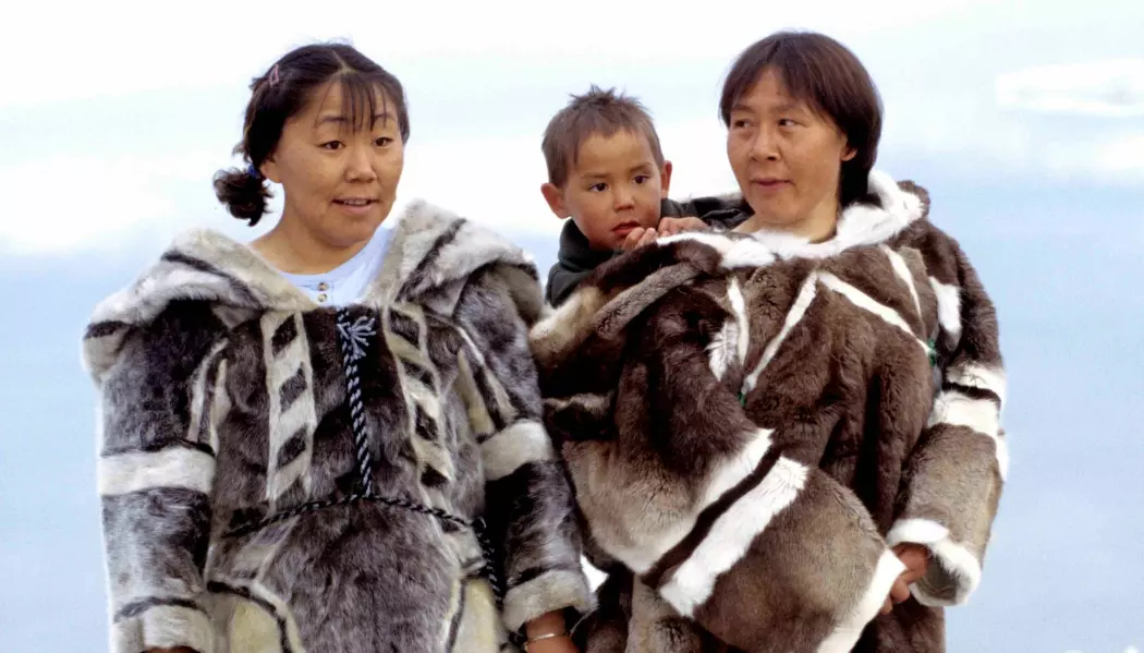 Familien fra Grønland har på seg klær av selskinn, slik folk brukte før i tiden.