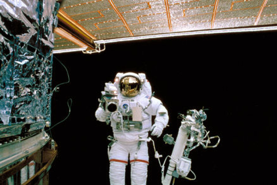 'Astronauten Mark Lee filmer reparasjonen av Hubble i 1997.'