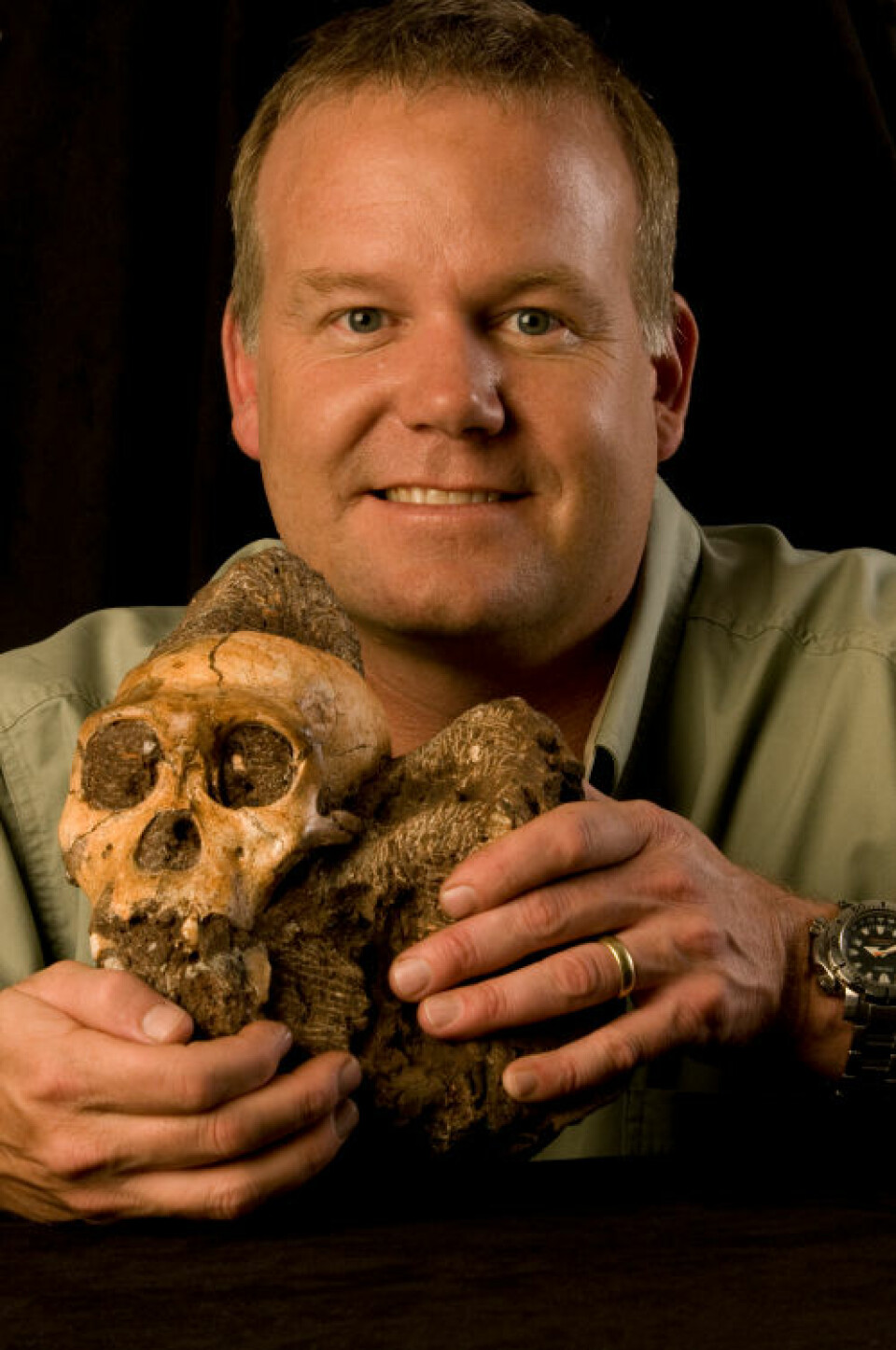Professor Lee Berger med kraniet til Krabo (Australopithecus sediba). (Foto: Lee Berger/University of Witwatersrand)