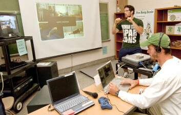 Brandon Irwin i laoratoriet for helsespill ved Michigan State University, USA. Irwin har ledet studien som viser at virtuelle treningspartnere styrker motivasjonen til å trene. (Foto: Derrick Turner) Brandon Irwin i laoratoriet for helsespill ved Michigan State University, USA. Irwin har ledet studien som viser at virtuelle treningspartnere styrker motivasjonen til å trene. (Foto: Derrick Turner)