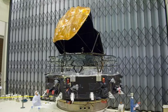 Planck-satellitten under tester i 2008 før oppskytningen. (Foto: ESA)