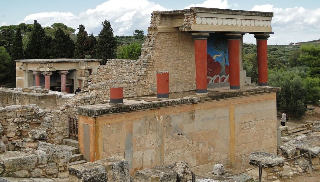 Knossos-palasset på Kreta. De tidligste delene stammer trolig fra rundt 2000 f.Kr, og området rundt skal ha huset flere titusen mennesker. Denne delen er delvis restaurert. Knossos-palasset på Kreta. De tidligste delene stammer trolig fra rundt 2000 f.Kr, og området rundt skal ha huset flere titusen mennesker. Denne delen er delvis restaurert.