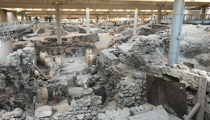 Utgravningen av Akrotiri på Santorini, som har foregått siden 1967. Denne minoiske bosetningen ble begravd av det digre utbruddet på Santorini rundt 1600 f.KR. Utgravningen av Akrotiri på Santorini, som har foregått siden 1967. Denne minoiske bosetningen ble begravd av det digre utbruddet på Santorini rundt 1600 f.KR.