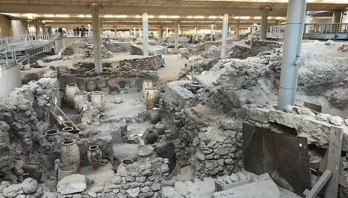 Utgravningen av Akrotiri på Santorini, som har foregått siden 1967. Denne minoiske bosetningen ble begravd av det digre utbruddet på Santorini rundt 1600 f.KR.