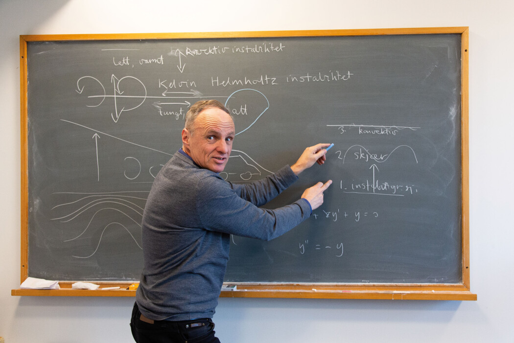 John Grue, en av landets fremste bølgeforskere, utvikler nå helt ny matematikk for å forstå hvordan brytningen av undervannsbølgene blander vannmassene i havet. John Grue, en av landets fremste bølgeforskere, utvikler nå helt ny matematikk for å forstå hvordan brytningen av undervannsbølgene blander vannmassene i havet.