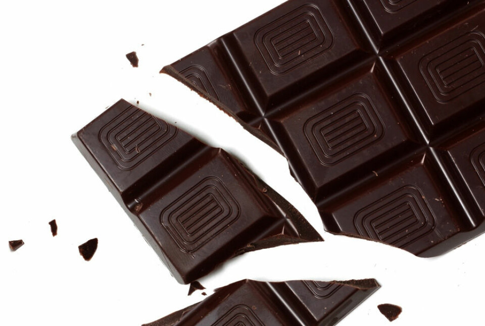 Mørk sjokolade er ikkje berre godt, det inneheld også meir antioksidantar enn blåbær og tranebær viser ny forsking. (Foto: Colourbox)