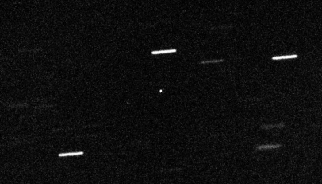 Et faktisk bilde av 'Oumuamua, som er prikken i midten av bildet. Ingen vet egentlig hvordan den så ut. Et faktisk bilde av 'Oumuamua, som er prikken i midten av bildet. Ingen vet egentlig hvordan den så ut.