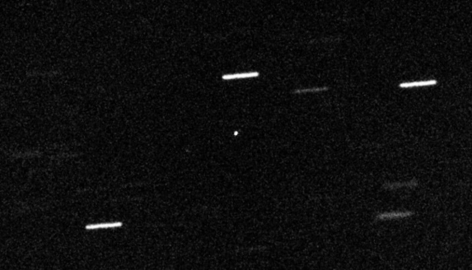 Et faktisk bilde av 'Oumuamua, som er prikken i midten av bildet. Ingen vet egentlig hvordan den så ut.