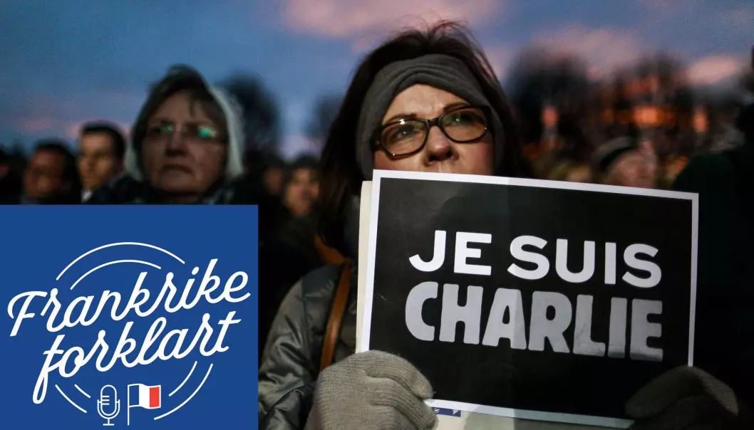 En demonstrant holder en plakat med «Je suis Charlie» - jeg er Charlie. Folk i Frankrike og over hele verden brukte dette slagordet for å vise solidaritet med de som ble rammet av angrepet på redaksjonen til magasinet Charlie Hebdo i Paris.