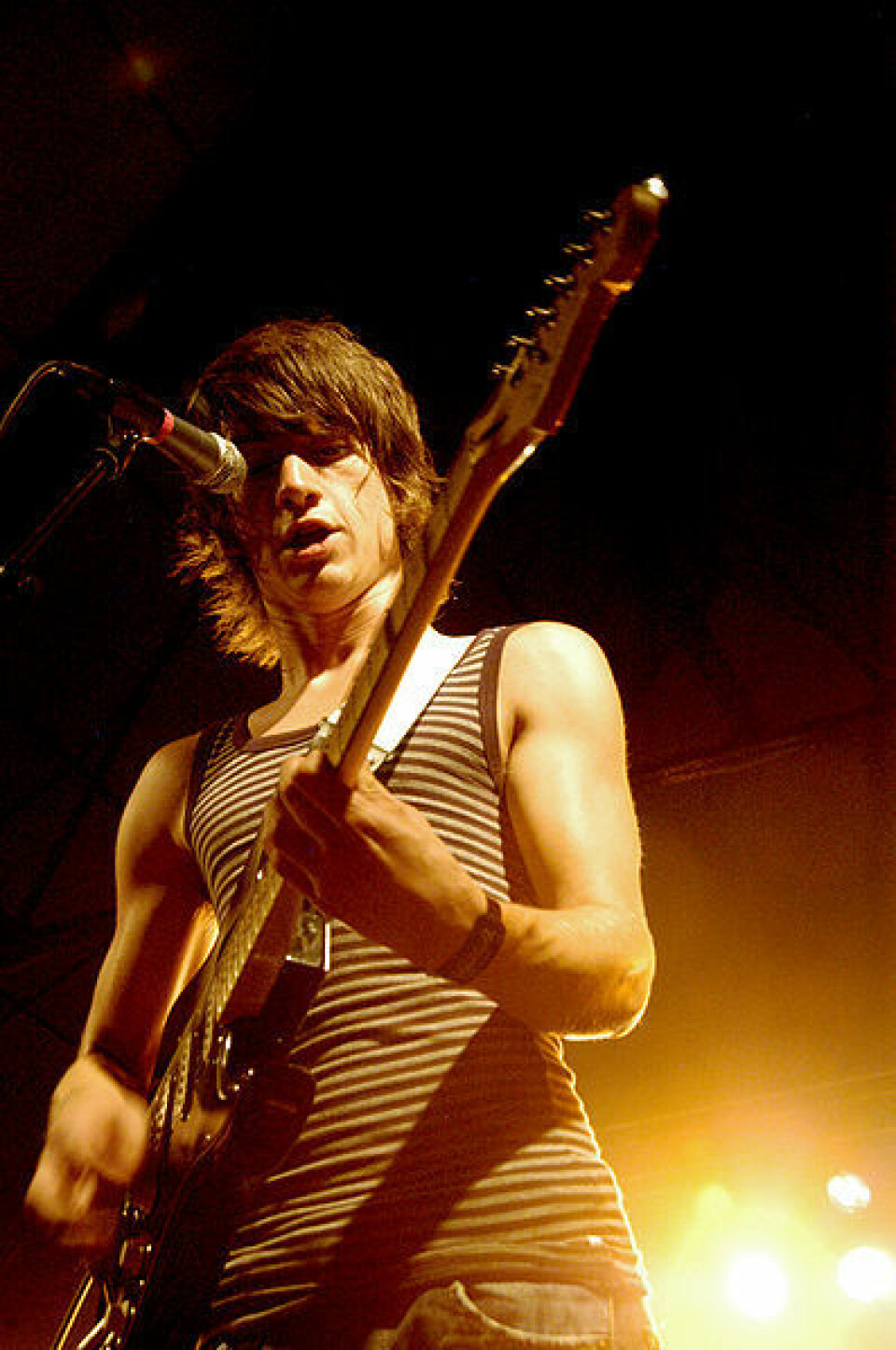 Alex Turner, frontmann i bandet Arctic Monkeys, er en av de som har opplevd suksess utenfor platebransjens faste mønster. Men de er unntaket som bekrefter regelen for dagens musikere. (Foto: Frida Borjeson/Flickr Creative Commons)