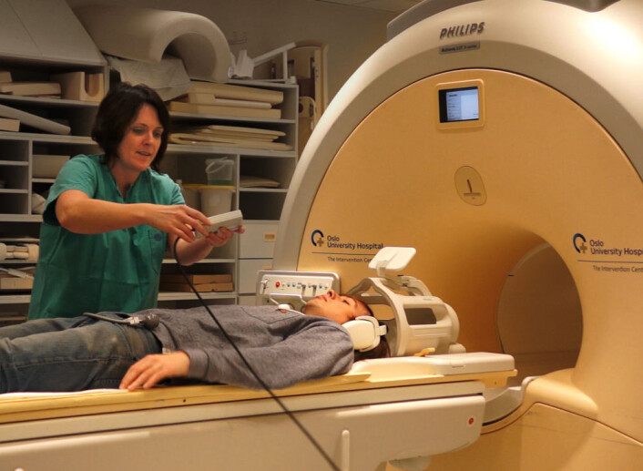 Radiograf Grethe Løvland hjelper forskning.nos journalist Per Byhring på plass i fMRI-maskinen i Intervensjonssenteret på Oslo Universitetssykehus, Rikshospitalet. (Foto: Arnfinn Christensen, forskning.no) Radiograf Grethe Løvland hjelper forskning.nos journalist Per Byhring på plass i fMRI-maskinen i Intervensjonssenteret på Oslo Universitetssykehus, Rikshospitalet. (Foto: Arnfinn Christensen, forskning.no)