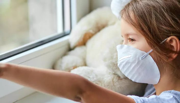 Barn kan bli redde for munnbind. Forskere råder foreldre til å gjøre barna vant til dem hjemme.
