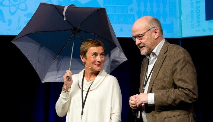 Eirik S. Amundsen fra programstyret i NORKLIMA overrakte stafettpinnen – for anledningen en paraply – videre til Hege Hisdal, programstyreleder i nye KLIMAFORSK. (Foto: Thomas Keilman/Forskningsrådet) Eirik S. Amundsen fra programstyret i NORKLIMA overrakte stafettpinnen – for anledningen en paraply – videre til Hege Hisdal, programstyreleder i nye KLIMAFORSK. (Foto: Thomas Keilman/Forskningsrådet)