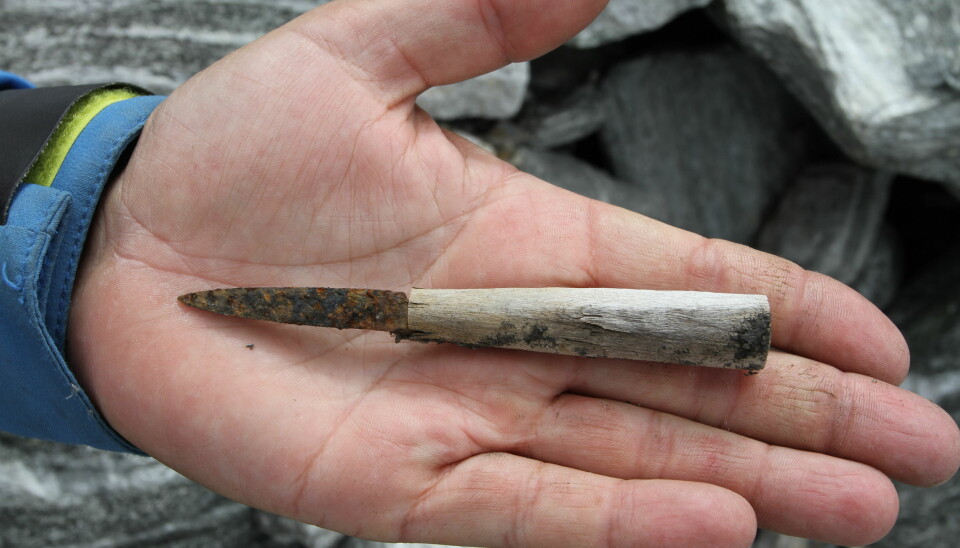En liten kniv funnet ved Lendbreen. Den er datert til å stamme fra 1000-tallet, og består av et jernblad med et knivskaft av bjørk.