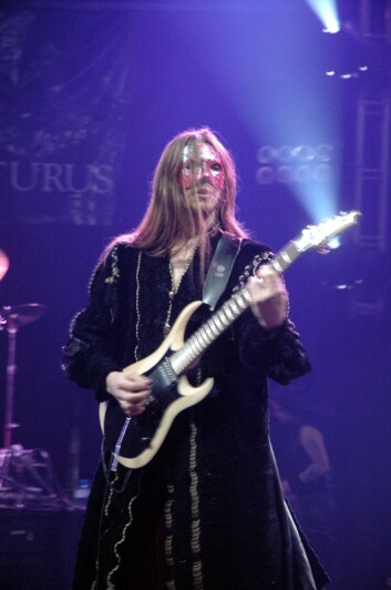 Metal-musiker Knut Magne Valle på scenen. Rundt ham skapes business. (Foto: Krzysztof Raś/Wikimedia Commons) Metal-musiker Knut Magne Valle på scenen. Rundt ham skapes business. (Foto: Krzysztof Raś/Wikimedia Commons)