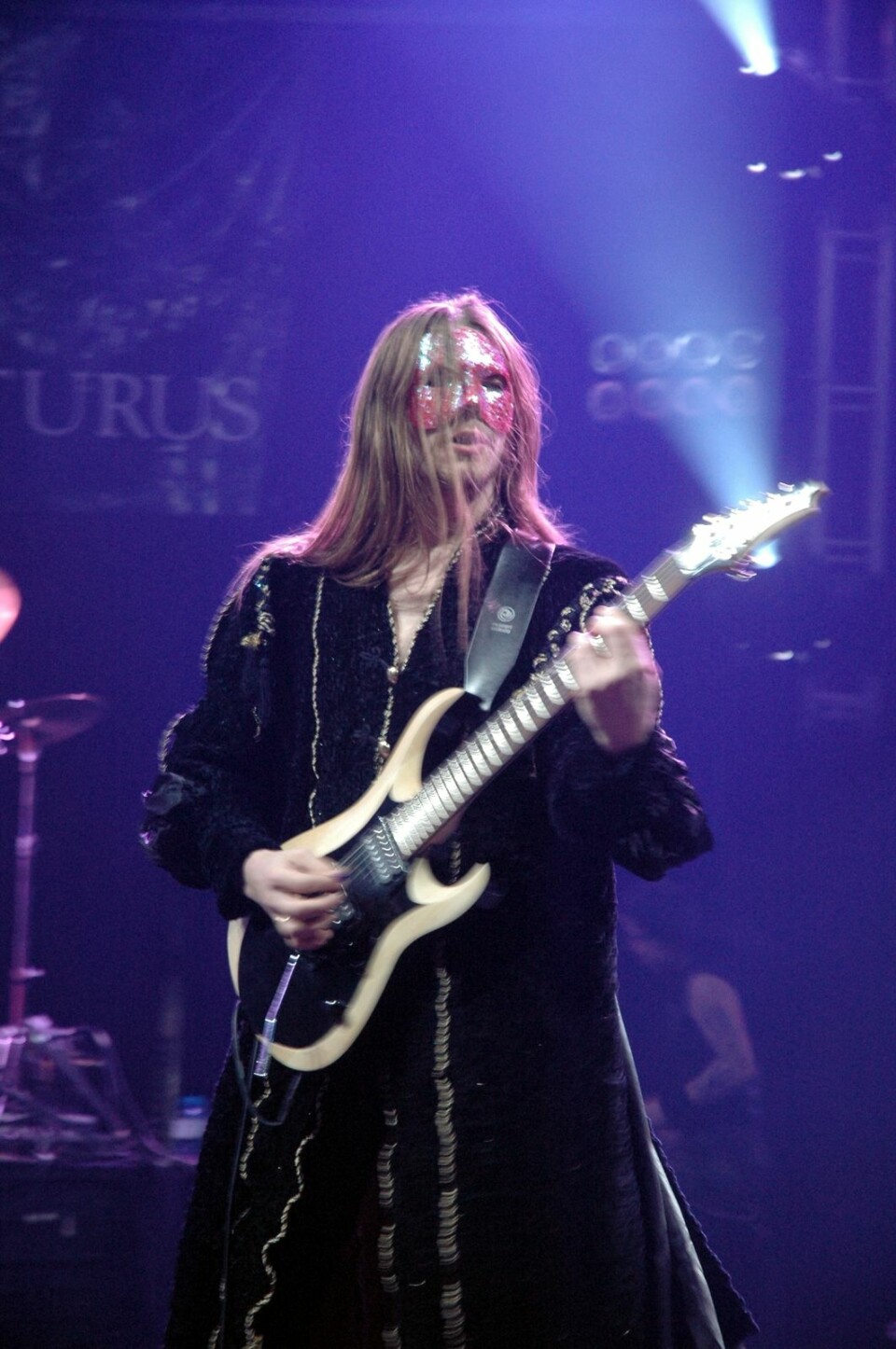 Metal-musiker Knut Magne Valle på scenen. Rundt ham skapes business. (Foto: Krzysztof Raś/Wikimedia Commons)