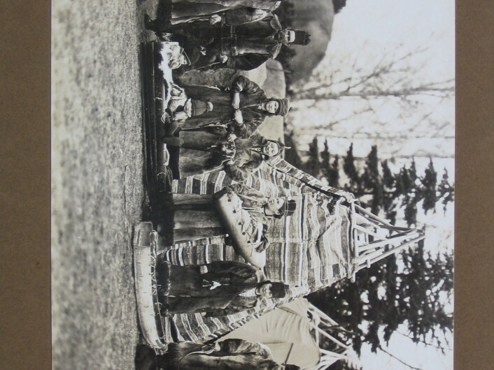 Sørsamar i Hagenbecks Dyrepark 1926, deriblant Mathias Mortensson med familie. (Foto: (Illustrasjon: Hagenbeck-arkivet, Hamburg)) Sørsamar i Hagenbecks Dyrepark 1926, deriblant Mathias Mortensson med familie. (Foto: (Illustrasjon: Hagenbeck-arkivet, Hamburg))
