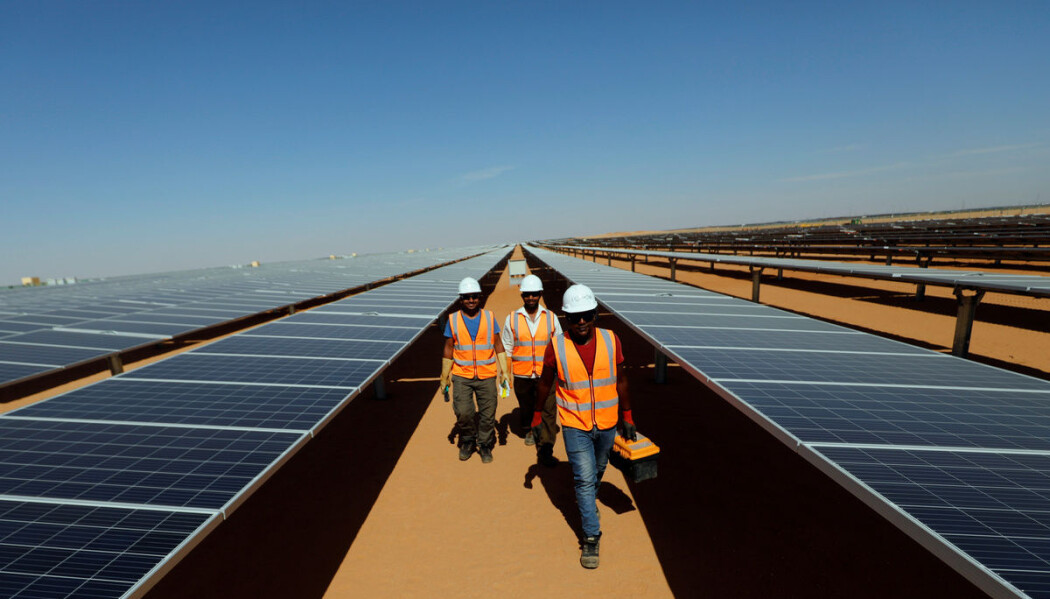 Med stadig mer fornybar energi vil makt bli spredt mellom landene. Mange stater vil ikke lenger ha makt over andre. Det kan lede til mer demokratisering og en mer fredelig verden, viser en ny studie. Bildet viser arbeidere på solkraftstasjonen Benban i Aswan, Egypt. Med stadig mer fornybar energi vil makt bli spredt mellom landene. Mange stater vil ikke lenger ha makt over andre. Det kan lede til mer demokratisering og en mer fredelig verden, viser en ny studie. Bildet viser arbeidere på solkraftstasjonen Benban i Aswan, Egypt.