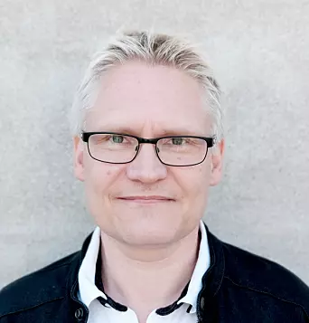 Professor Erling Andreas Tronvik at the National Competence Center for Headaches is excited about the possibility of helping more migraine patients without the use of medication.