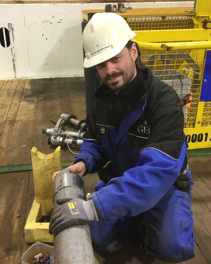 The paleo climate researchers analyzed shells from the floor of the Norwegian Sea. Jo Brendryen here holds a sampler used to collect sediments. The paleo climate researchers analyzed shells from the floor of the Norwegian Sea. Jo Brendryen here holds a sampler used to collect sediments.