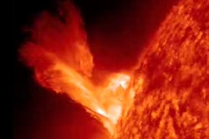Solfyrverkeri i det vi går inn i solmaksimumsåret 2013. (Foto: NASA SDO/YouTube) Solfyrverkeri i det vi går inn i solmaksimumsåret 2013. (Foto: NASA SDO/YouTube)