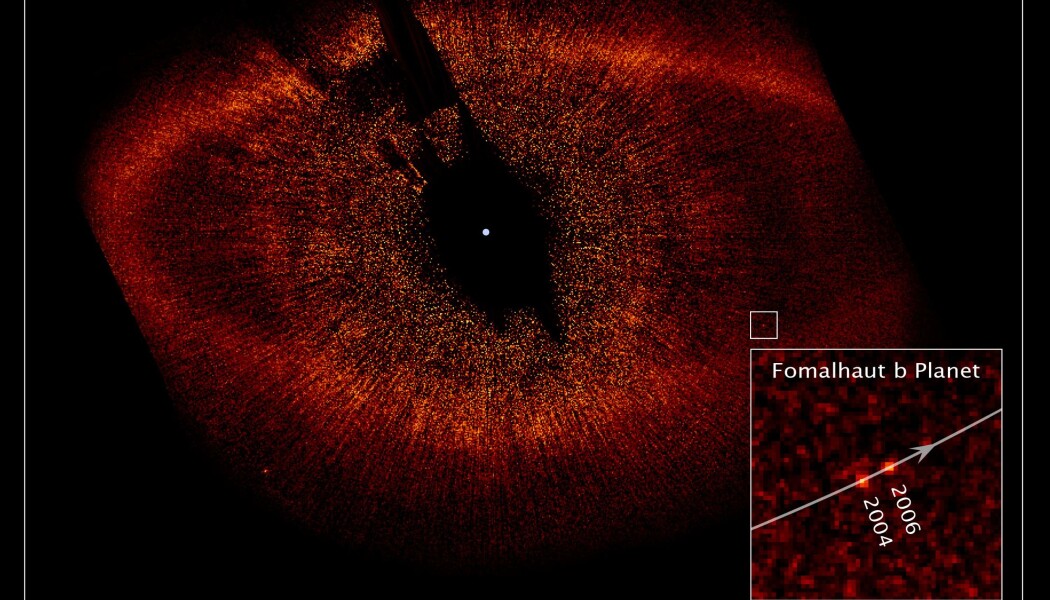 De opprinnelige bildene av Fomalhaut, med den mulige planeten Fomalhaut b i den hvite firkanten. Stjernen i midten av bildet har flere digre ringer av støv og stein rundt seg. Den ytterste ringen er rundt 20 milliarder km fra stjernen. De opprinnelige bildene av Fomalhaut, med den mulige planeten Fomalhaut b i den hvite firkanten. Stjernen i midten av bildet har flere digre ringer av støv og stein rundt seg. Den ytterste ringen er rundt 20 milliarder km fra stjernen.