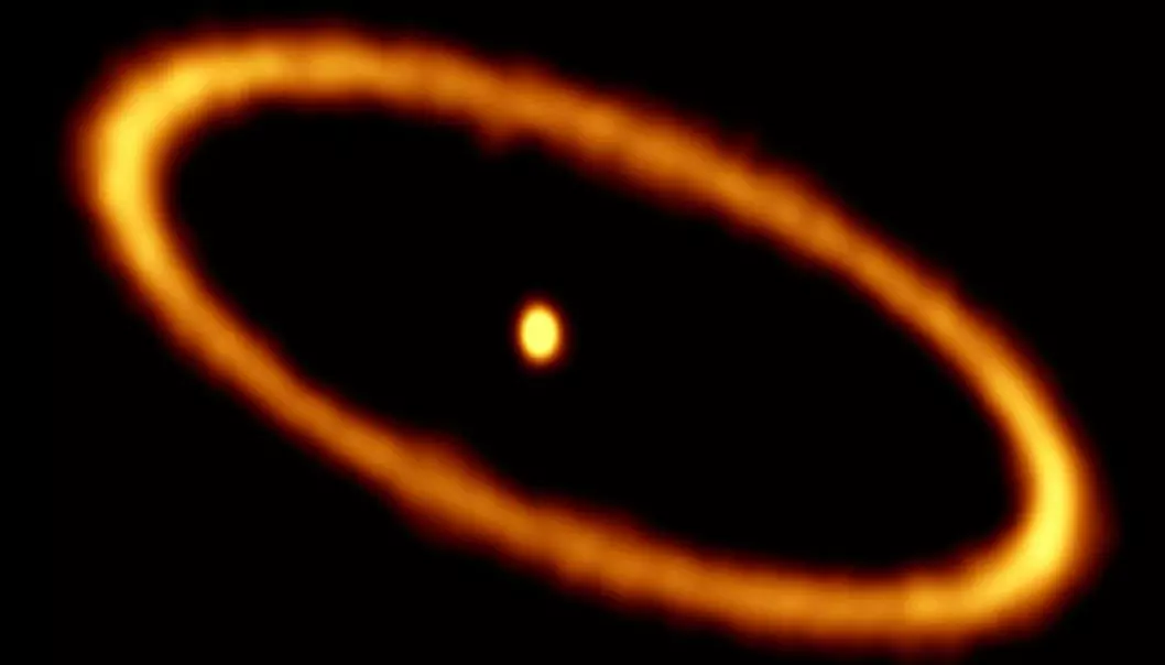 Et alternativt teleskopbilde av Fomalhaut, med ringen rundt stjernen. Stjernen har flere ringer, men den ytterste sees tydelig her. Dette bilde er tatt med radioteleskopet ALMA
