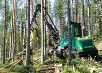 Det relative klimagassutslippet fra hogstmaskiner øker når uttaket blir mindre, som i tynninger. (Foto: Leif Kjøstelsen, Skog og landskap) Det relative klimagassutslippet fra hogstmaskiner øker når uttaket blir mindre, som i tynninger. (Foto: Leif Kjøstelsen, Skog og landskap)