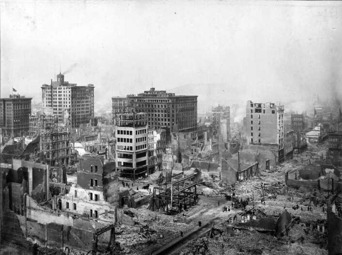 San Fransisco ble lagt i grus etter jordskjelvet i 1906. Dette bildet viser Post Avenue og Grant Avenue. (Foto: USGS) San Fransisco ble lagt i grus etter jordskjelvet i 1906. Dette bildet viser Post Avenue og Grant Avenue. (Foto: USGS)