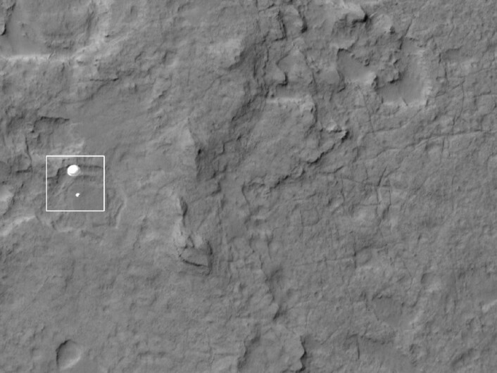 Kapselen med rombilen Curiosity henger fint under den spesialkonstruerte fallskjermen. Bildet viser at skjermen er fullt utslått og fungerer akkurat som den skal. (Foto: NASA/JPL-Caltech/University of Arizona) Kapselen med rombilen Curiosity henger fint under den spesialkonstruerte fallskjermen. Bildet viser at skjermen er fullt utslått og fungerer akkurat som den skal. (Foto: NASA/JPL-Caltech/University of Arizona)