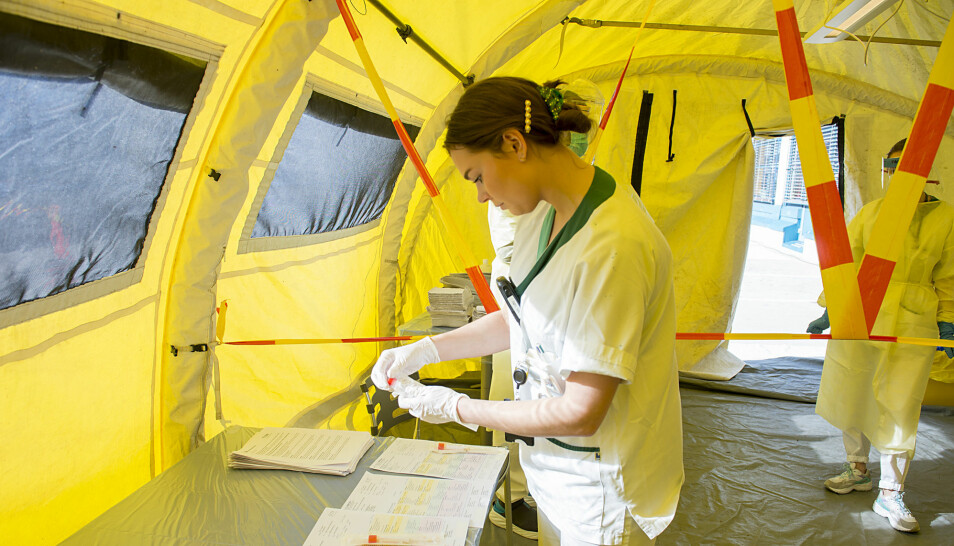 Under koronakrisen søker mange seg til sykepleierutdanningene og andre helseyrker. Her klargjør sykepleier Sina Kvidal koronaprøver inne i et telt ved legevakten i Bergen.