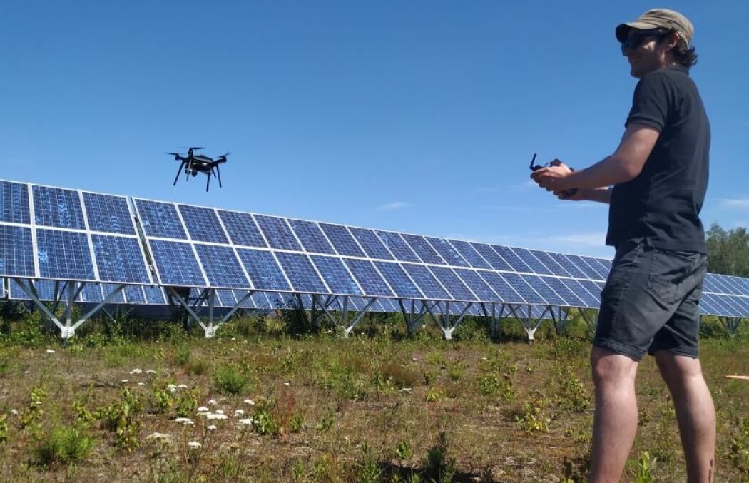 Tor Atle Solend navigerer en drone med stødig hånd, under en av testene. Tor Atle Solend navigerer en drone med stødig hånd, under en av testene.