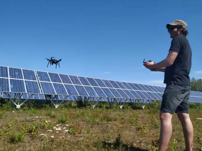 Intelligente droner finner feil i store solcelleparker