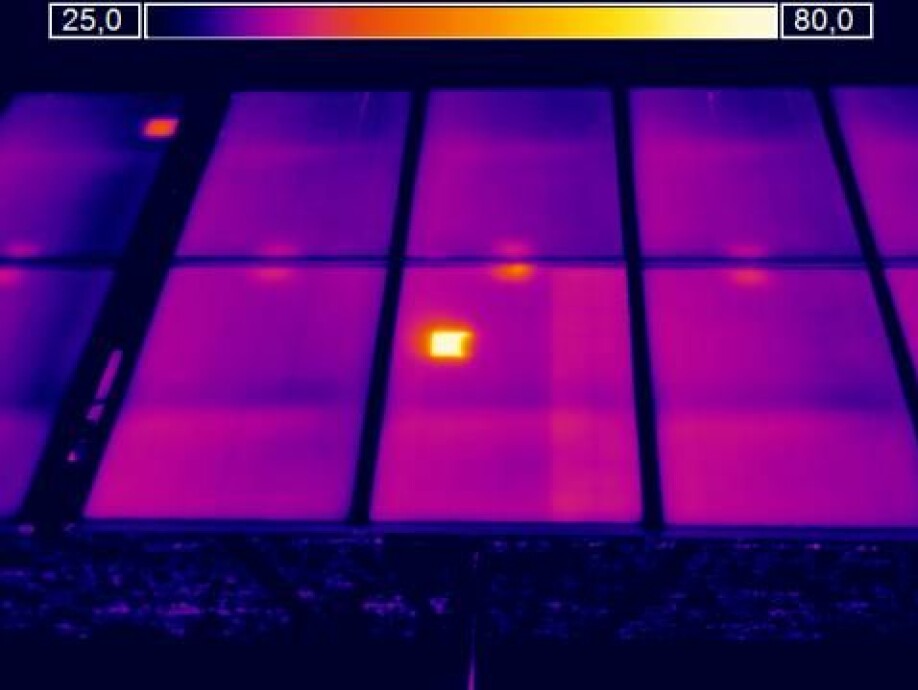 Dette bildet viser en typisk termisk signatur som forteller at det er en feil i solcellepanelet.