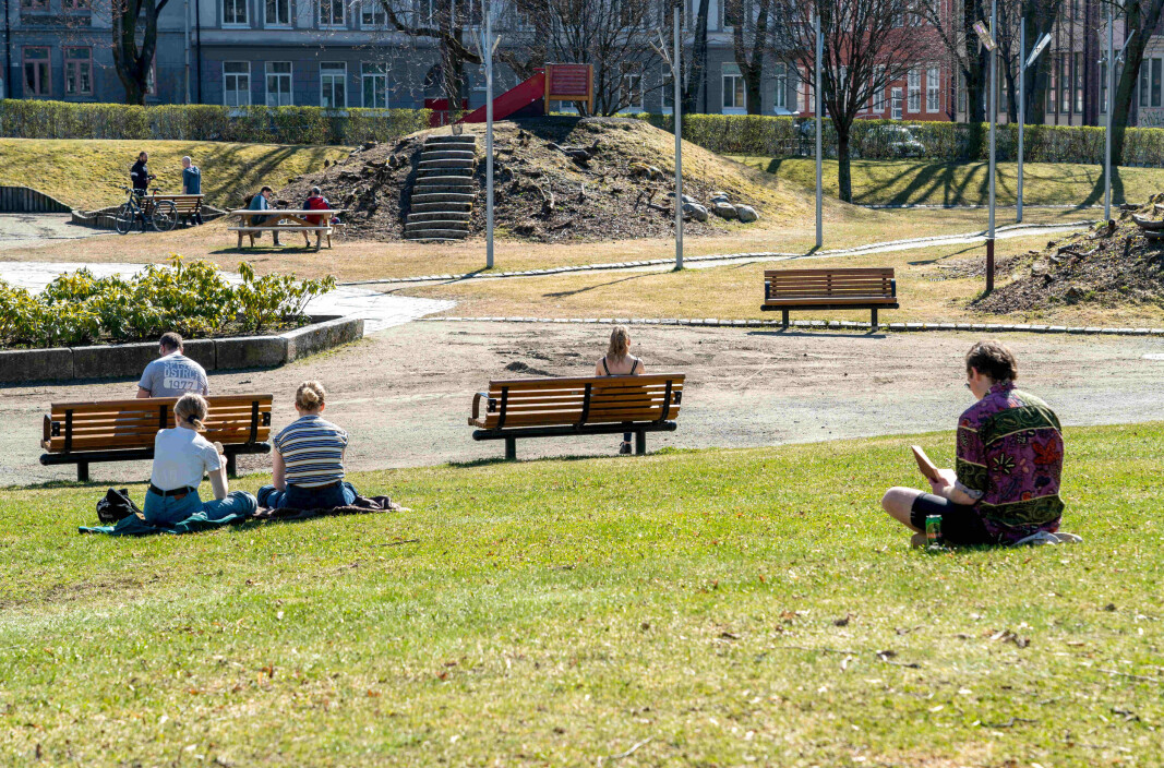 Alone, together: People in the park of Lademoen in Trondheim keeps the required distance in corona times. How we deal with the pandemic and how we are afterwards varies, among other things based on what kind of personality we have from birth. Alone, together: People in the park of Lademoen in Trondheim keeps the required distance in corona times. How we deal with the pandemic and how we are afterwards varies, among other things based on what kind of personality we have from birth.