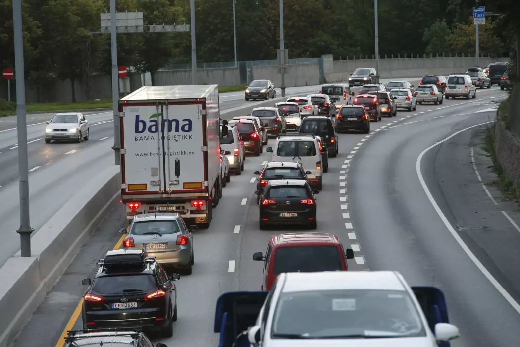 Økt veikapasitet i byer med kø gir økt biltrafikk, viser ny studie.