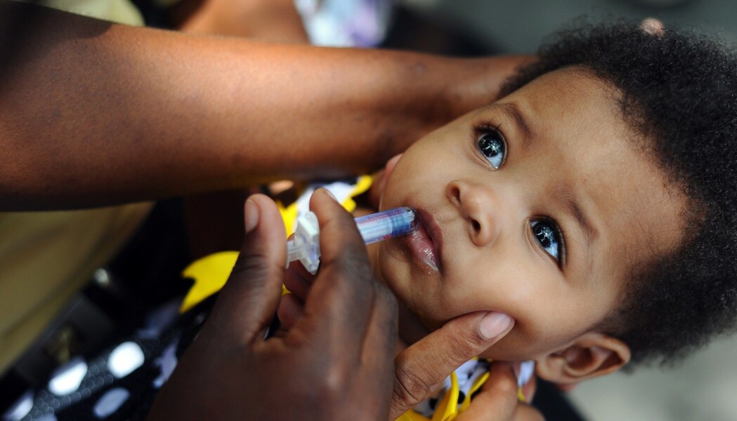 Vaksinen mot rotavirus gis til spedbarn for å forebygge diaré. Her får en baby vaksinen i Haiti i 2014. Vaksinen mot rotavirus gis til spedbarn for å forebygge diaré. Her får en baby vaksinen i Haiti i 2014.