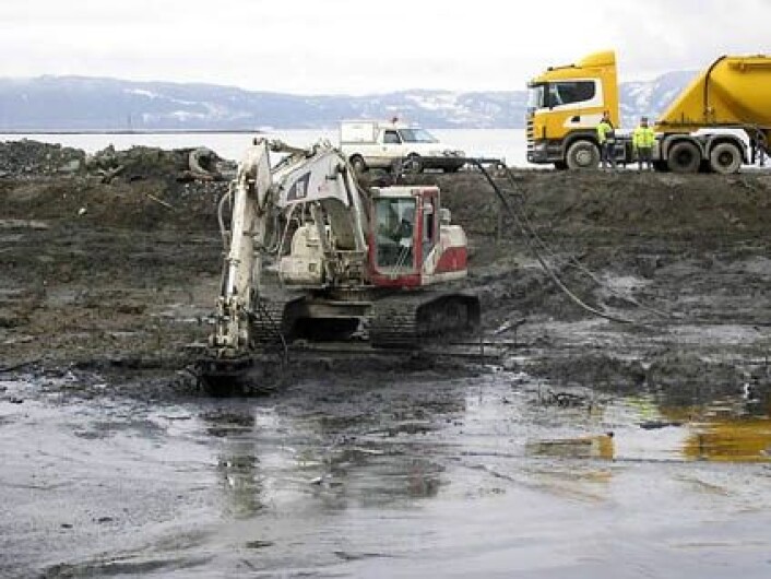 "De forurensede sedimentene fra bunnen av havna i Hammerfest ble først tatt opp og lagt på land. (Foto fra www.stabilgrunn.no)." "De forurensede sedimentene fra bunnen av havna i Hammerfest ble først tatt opp og lagt på land. (Foto fra www.stabilgrunn.no)."