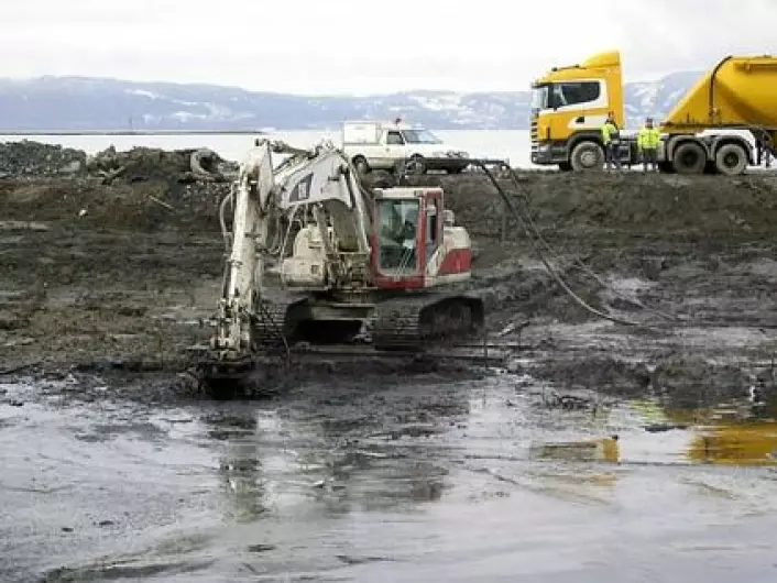 "De forurensede sedimentene fra bunnen av havna i Hammerfest ble først tatt opp og lagt på land. (Foto fra www.stabilgrunn.no)."
