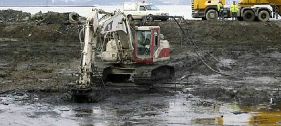 "De forurensede sedimentene fra bunnen av havna i Hammerfest ble først tatt opp og lagt på land. (Foto fra www.stabilgrunn.no)."