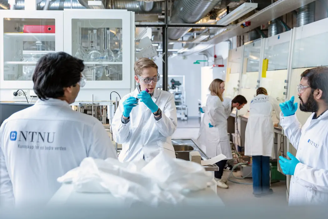 Her produseres NTNUs covid-19-test i store mengder. Fv. Anuvansh Sharma, Vegar Ottesen og Sulalit Bandyopadhyay. Her produseres NTNUs covid-19-test i store mengder. Fv. Anuvansh Sharma, Vegar Ottesen og Sulalit Bandyopadhyay.