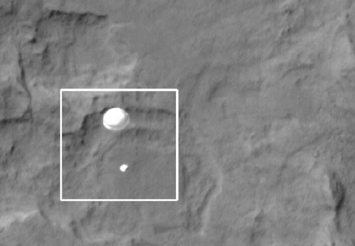 Curiosity svever rundt tre kilometer over marsoverflata, 340 kilometer under Mars Reconnaissance Orbiter og kameraet HiRISE. (Foto: NASA/JPL-Caltech/University of Arizona) Curiosity svever rundt tre kilometer over marsoverflata, 340 kilometer under Mars Reconnaissance Orbiter og kameraet HiRISE. (Foto: NASA/JPL-Caltech/University of Arizona)