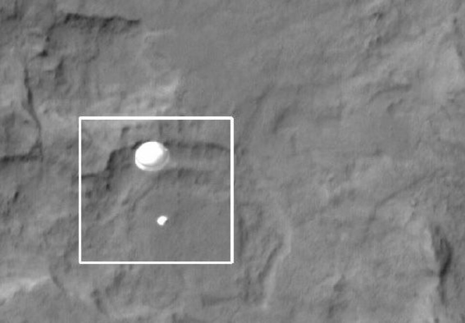 Curiosity svever rundt tre kilometer over marsoverflata, 340 kilometer under Mars Reconnaissance Orbiter og kameraet HiRISE. (Foto: NASA/JPL-Caltech/University of Arizona)
