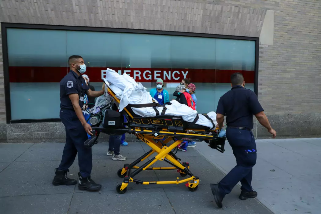 En mann transporteres på båre utenfor sykehuset Mount Sinai på Manhattan i New York, USA.